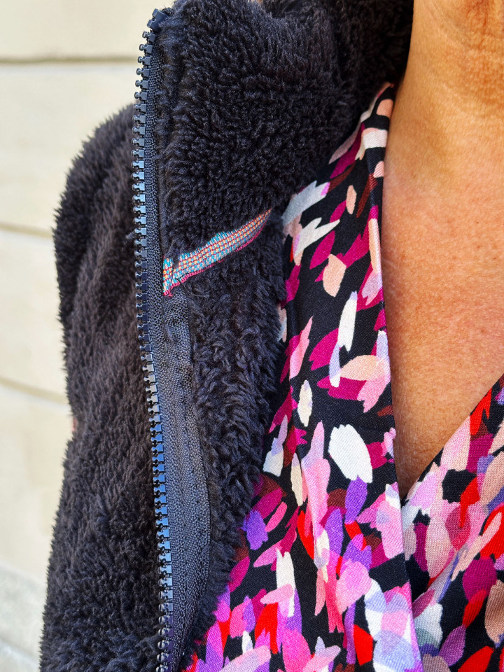 Supermjuk teddyväst svart från M.X.O