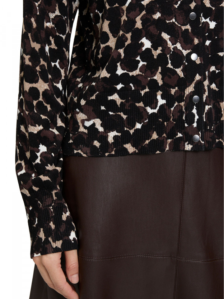 Finstickad kofta leo brun från Betty...