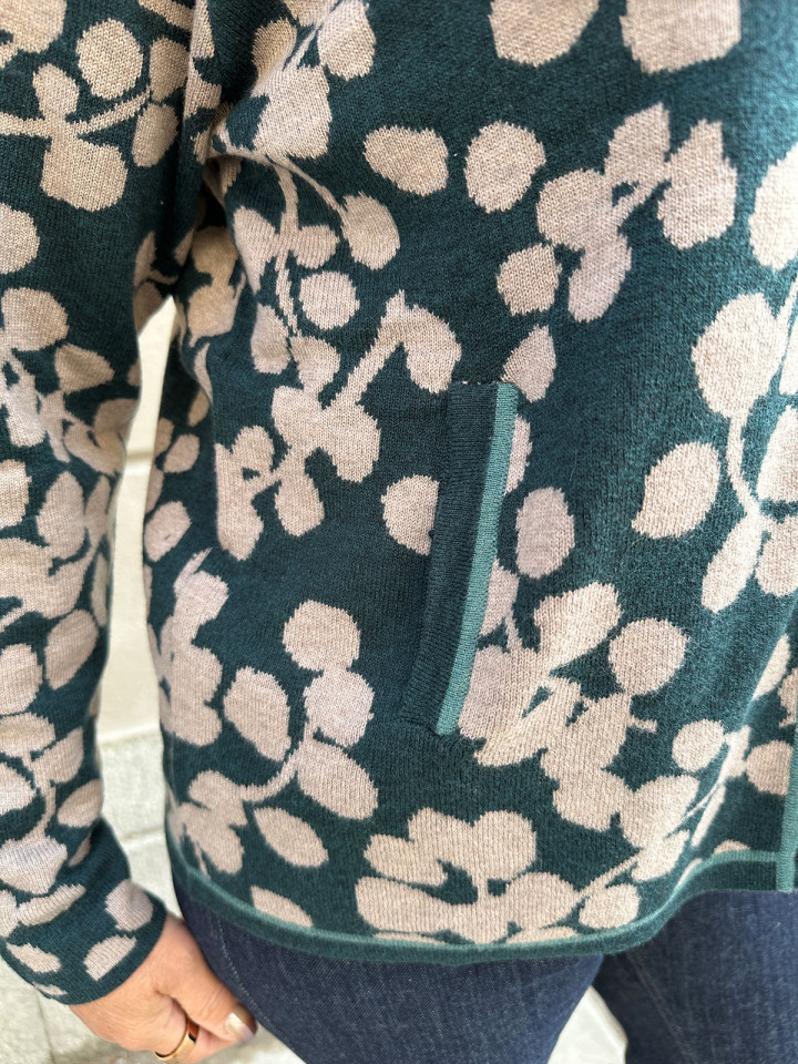 Finstickad kofta Natasha grön från...