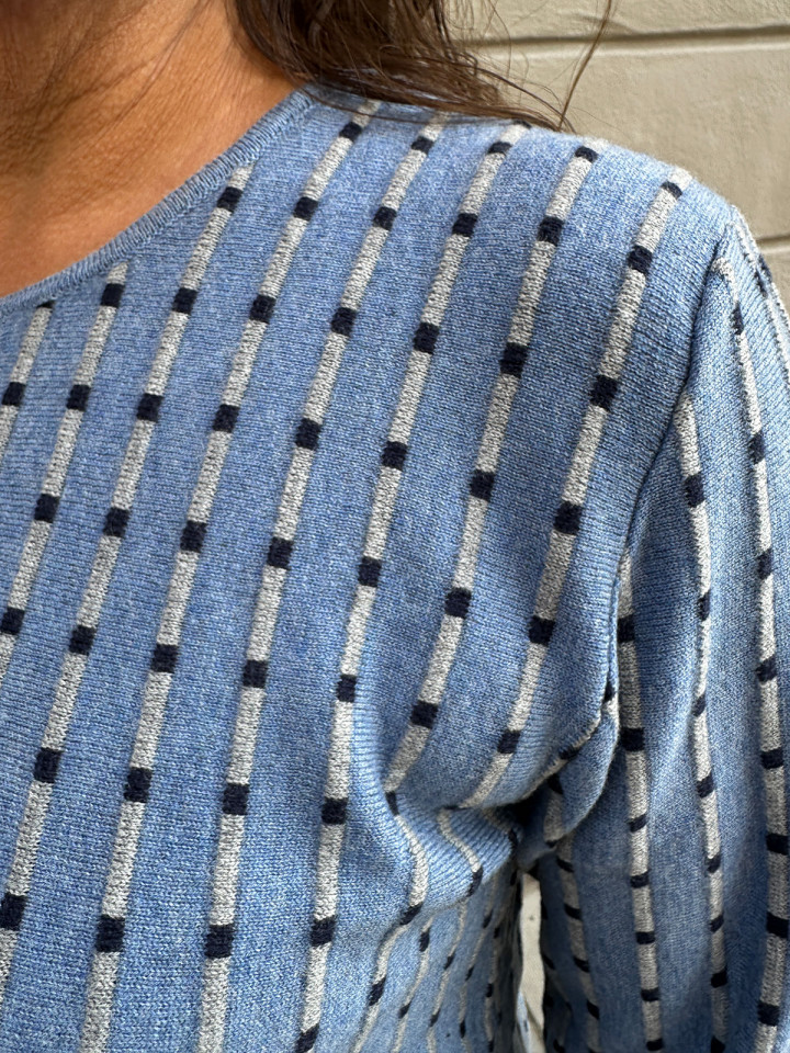 Finstickad kofta Pepper blå från Mansted