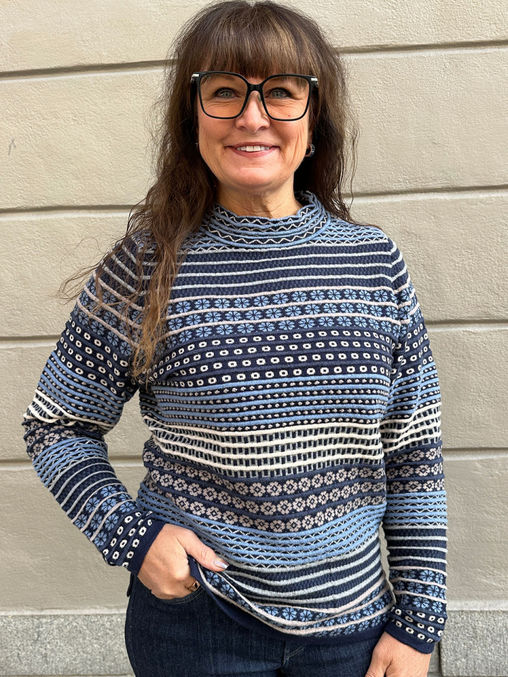 Mönsterstickad tröja beck blå från Mansted