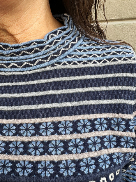 Mönsterstickad tröja beck blå från Mansted