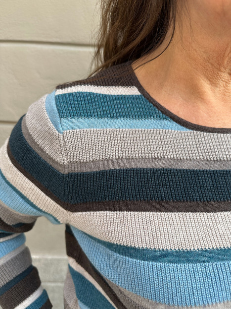 Finstickad tröja Mathilde randig blå/brun från Mansted