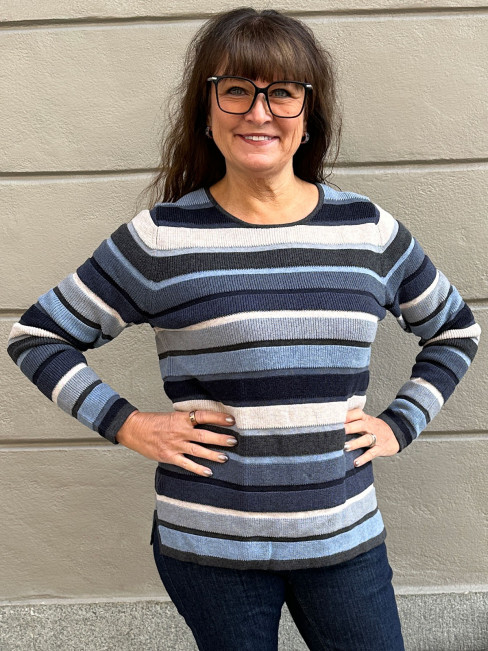 Finstickad tröja Mathilde randig blå från Mansted