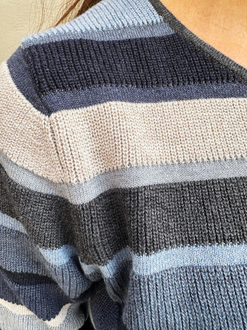Finstickad tröja Mathilde randig blå från Mansted 2