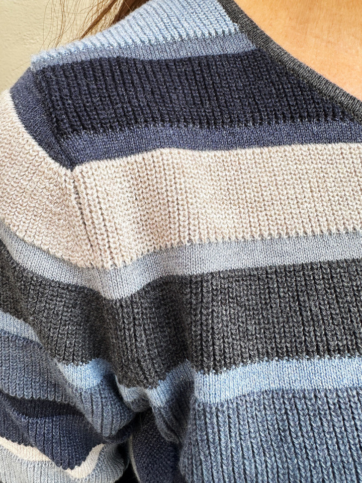 Finstickad tröja Mathilde randig blå...