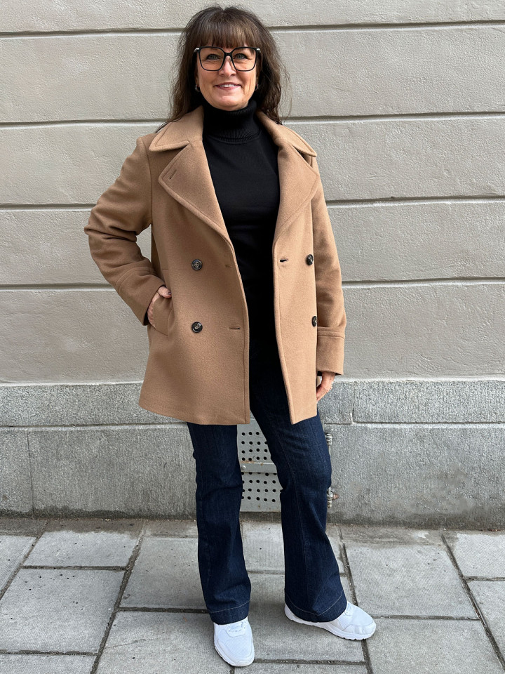 Kort ullkappa camel från Claire