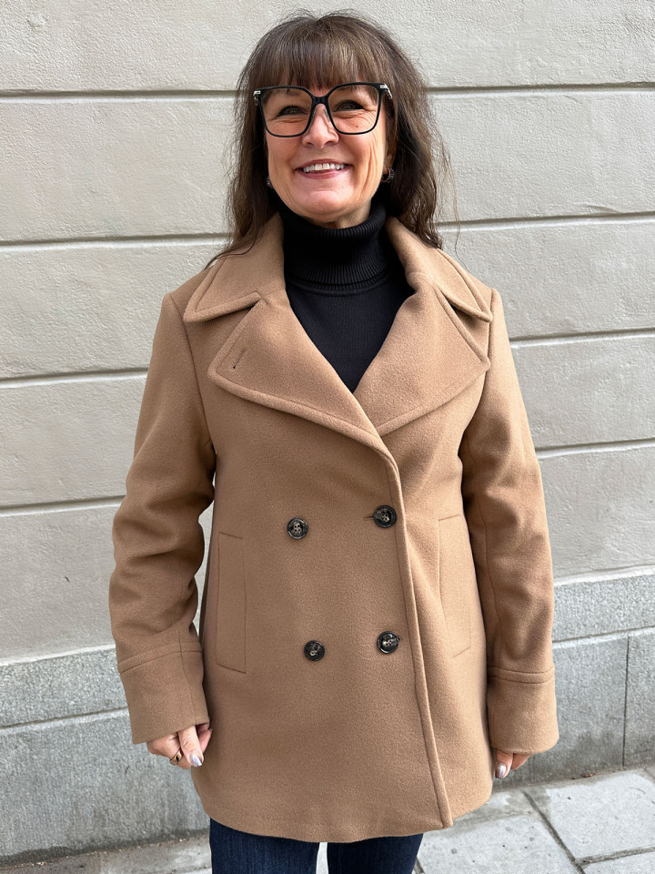 Kort ullkappa camel från Claire