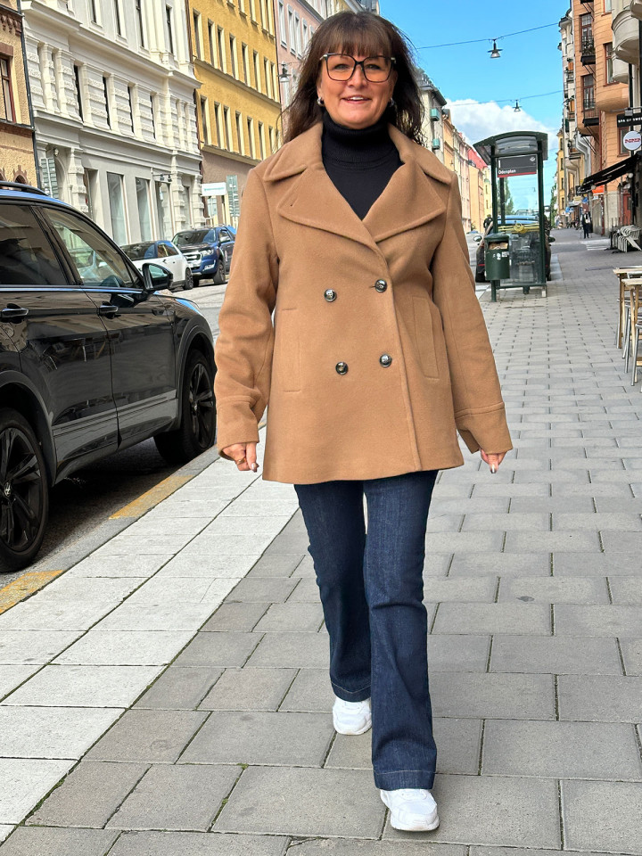 Kort ullkappa camel från Claire