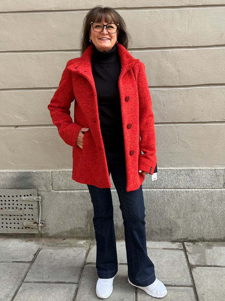 Kort ullkappa struktur röd från Milo