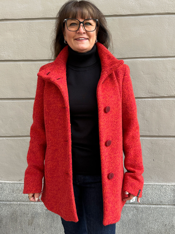 Kort ullkappa struktur röd från Milo