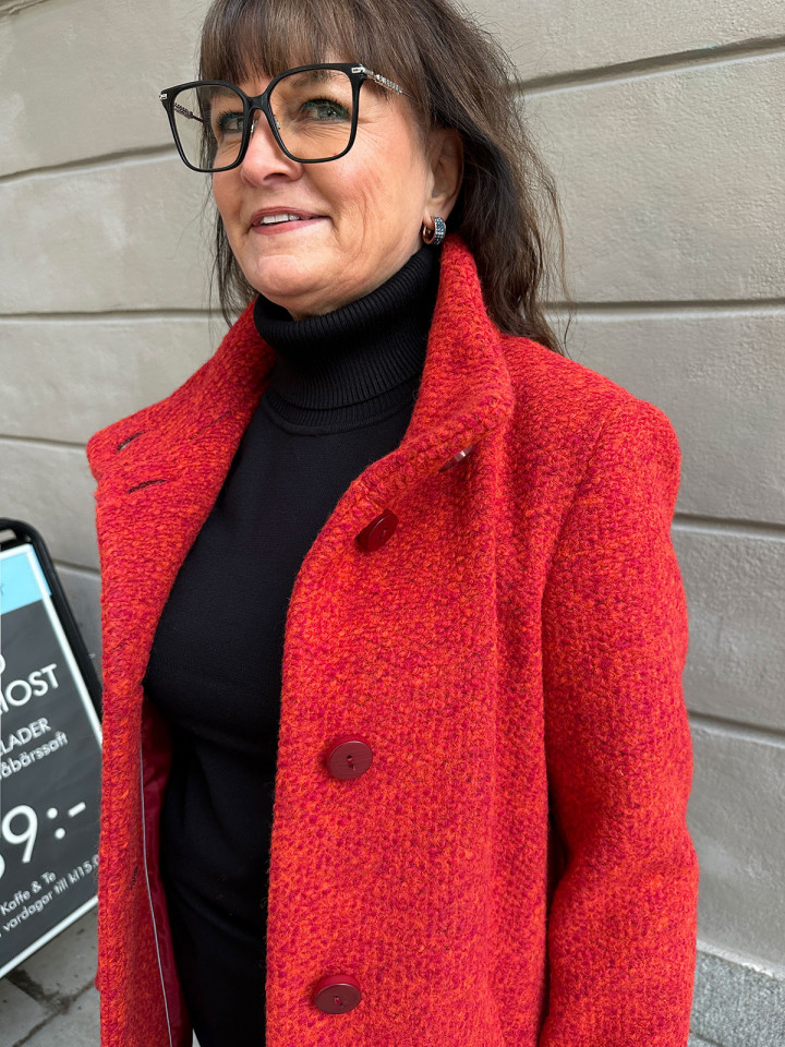 Kort ullkappa struktur röd från Milo