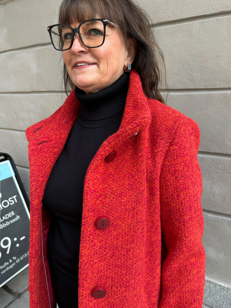 Kort ullkappa struktur röd från Milo