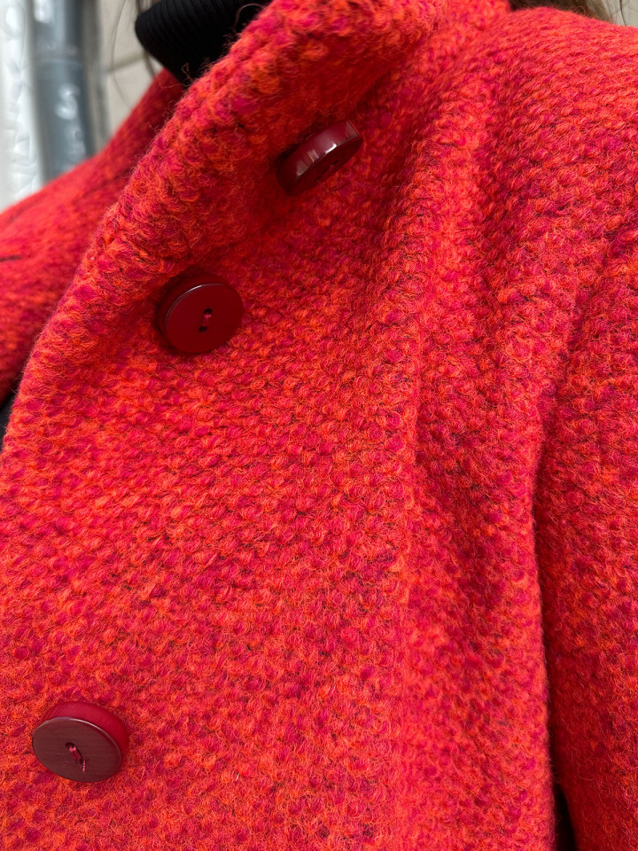 Kort ullkappa struktur röd från Milo