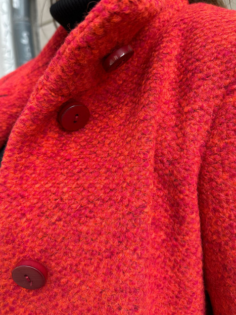 Kort ullkappa struktur röd från Milo