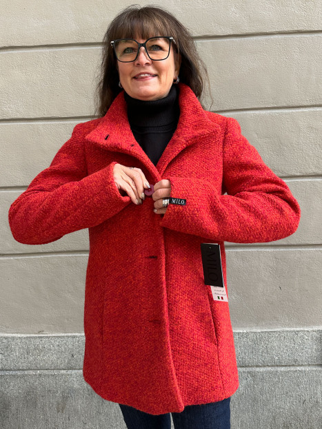 Kort ullkappa struktur röd från Milo