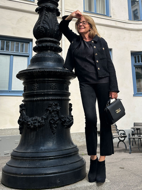 Jacka bouclé svart med guldknapp från Betty Barclay