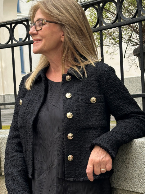 Jacka bouclé svart med guldknapp från Betty Barclay