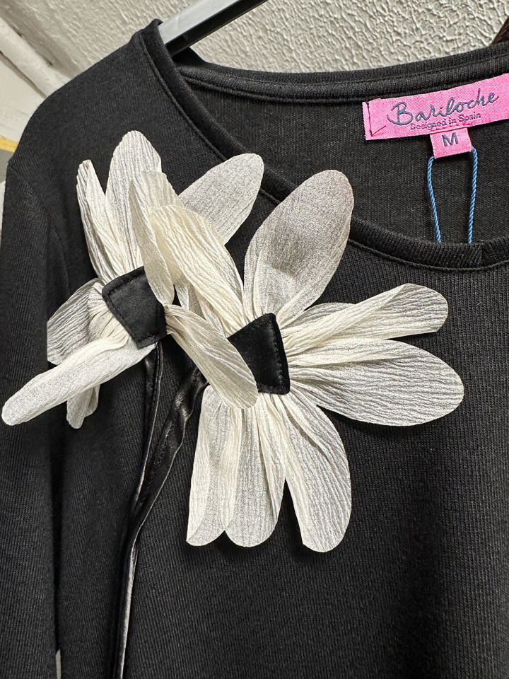 Topp Belaisca svart blomapplikation...