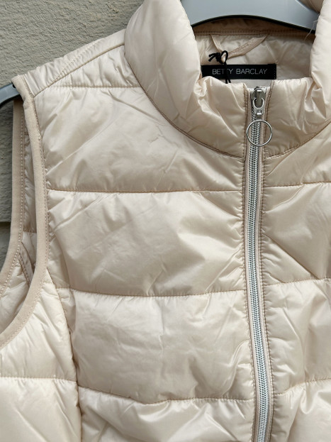 Täckväst creme från Betty Barclay