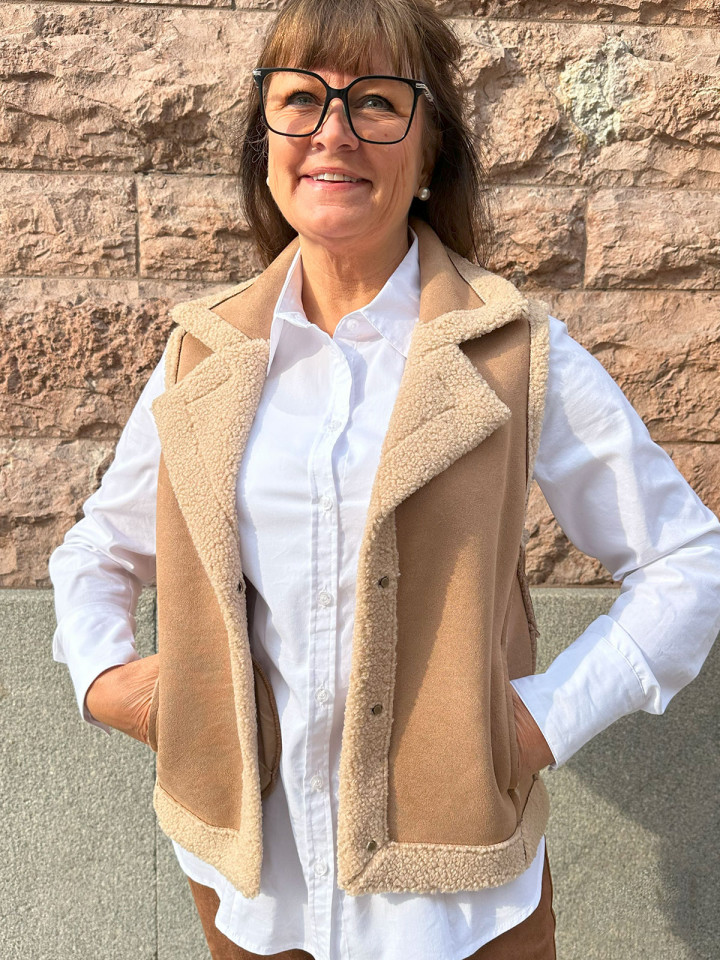 Teddyväst i mockaimitation mandel från Red Button