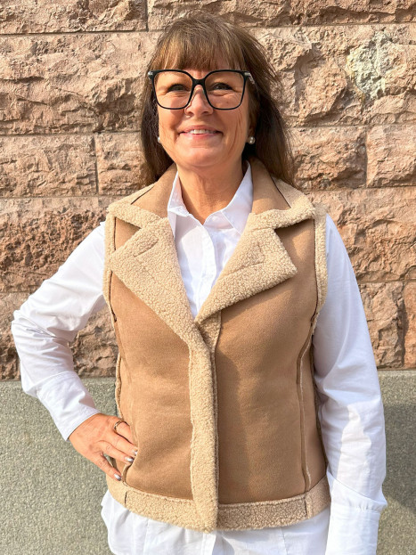 Teddyväst i mockaimitation mandel från Red Button