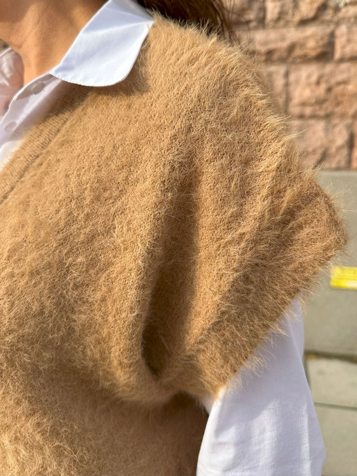 Väst Fuzzy Almond från Red Button