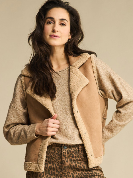 Teddyväst i mockaimitation mandel från Red Button