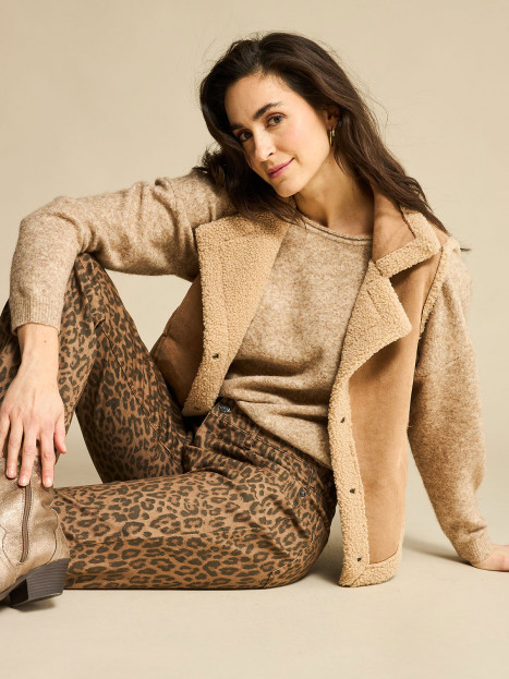 Teddyväst i mockaimitation mandel från Red Button