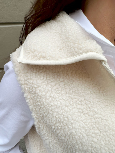 Teddyväst cremevit från M.X.O 2