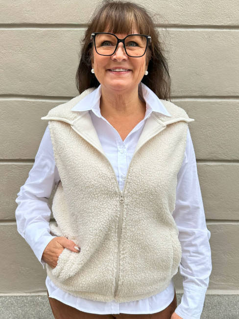 Teddyväst cremevit från M.X.O