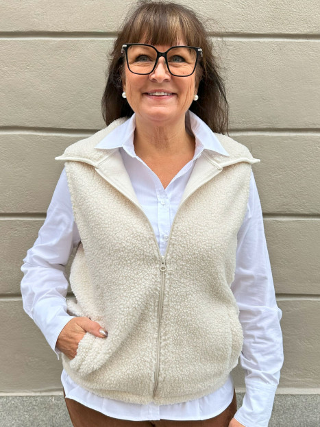 Teddyväst cremevit från M.X.O