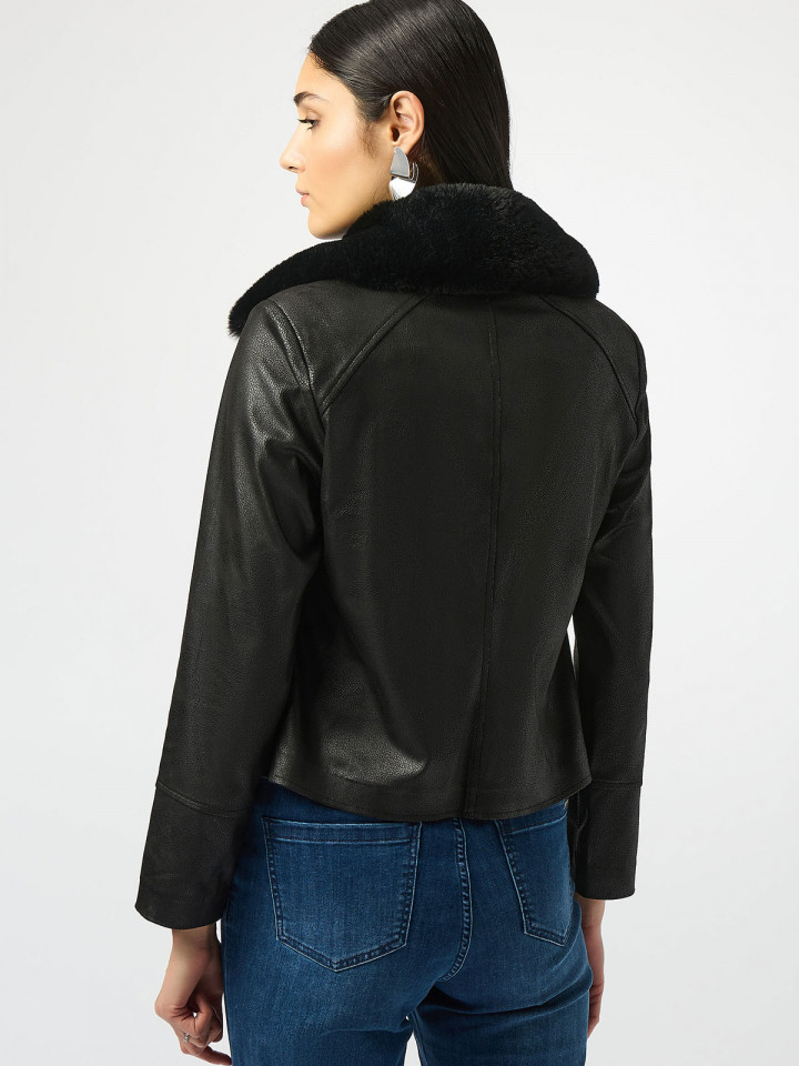 Jacka i skinnimitation svart från...