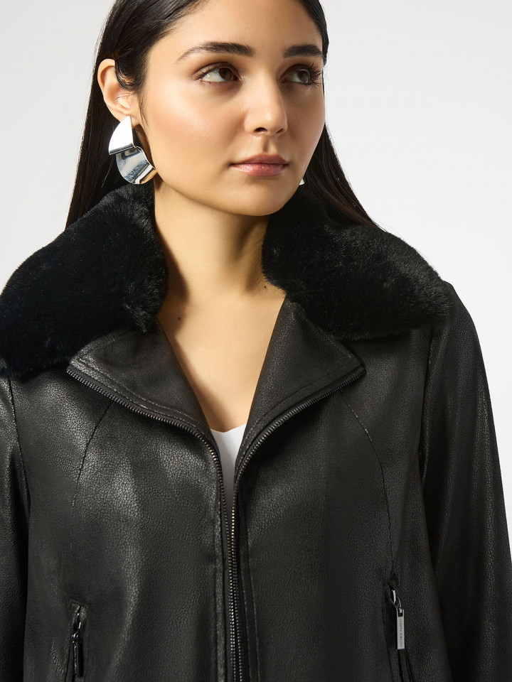 Jacka i skinnimitation svart från...