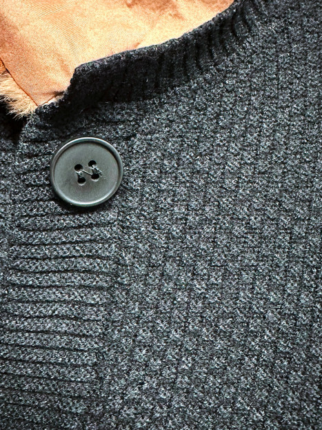 Strukturstickad kofta med avtagbar krage från Micha