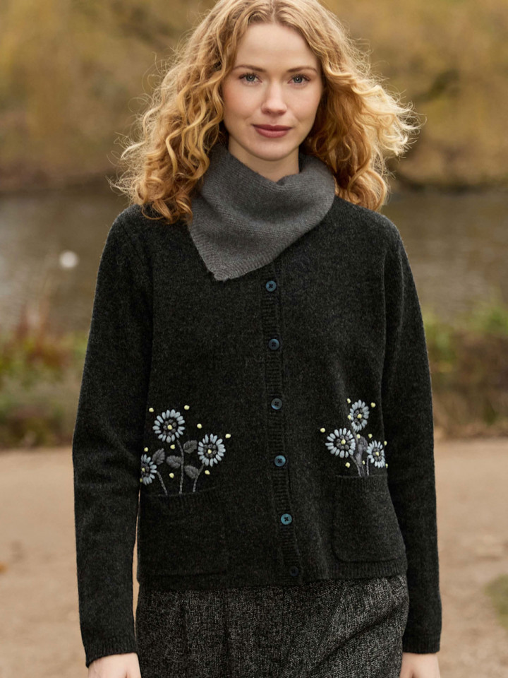 Ullkofta med broderi Florence mörkgrå från Mansted