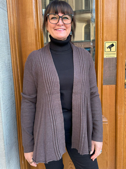 Finstickad kofta coffee från FREEQUENT