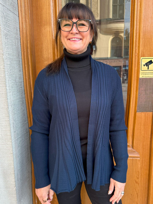 Finstickad kofta marin från FREEQUENT