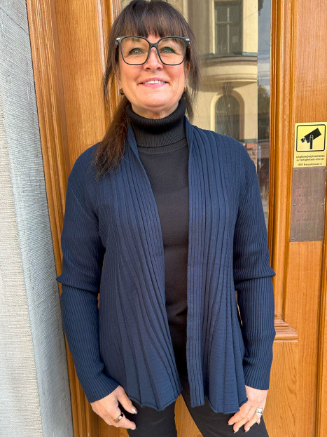 Finstickad kofta marin från FREEQUENT