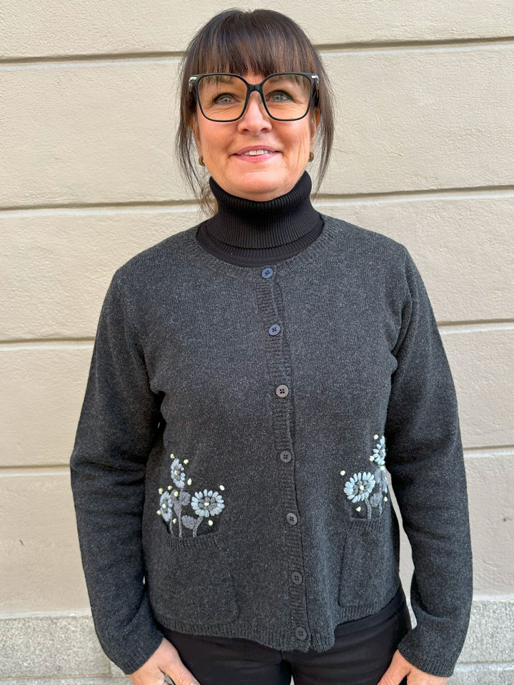 Ullkofta med broderi Florence mörkgrå från Mansted