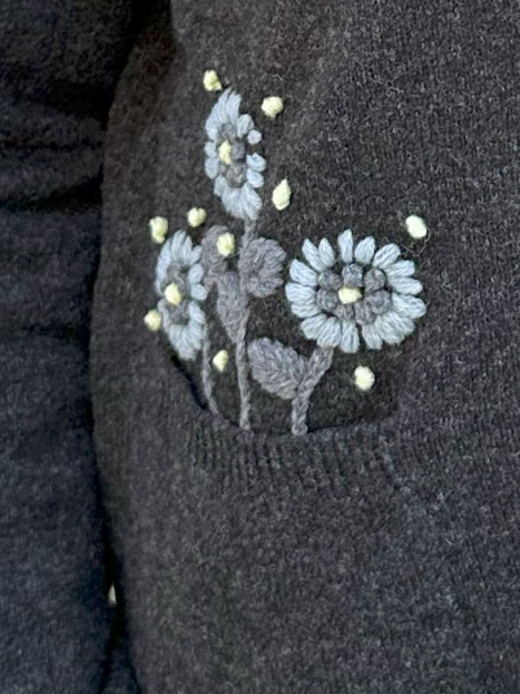 Ullkofta med broderi Florence mörkgrå från Mansted