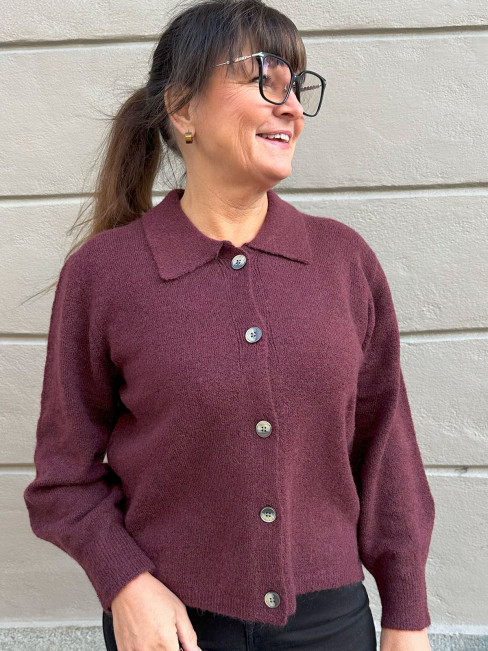 Stickad kofta Anna Vinröd från Isay 2
