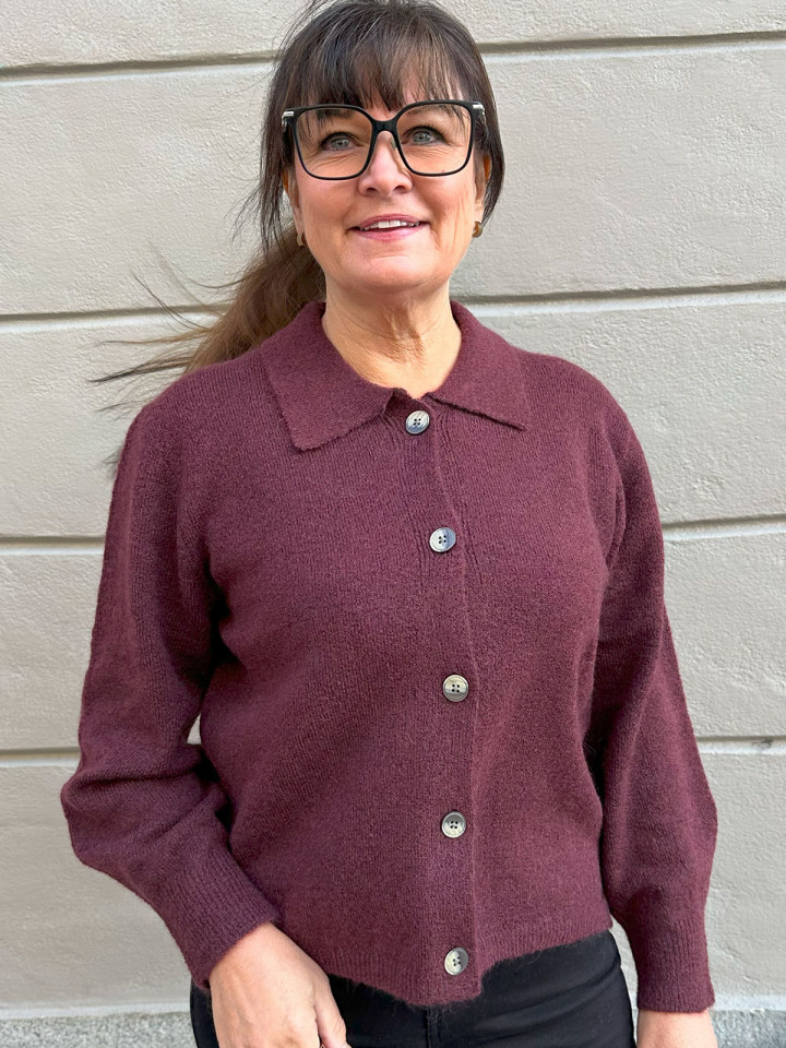 Stickad kofta Anna Vinröd från Isay