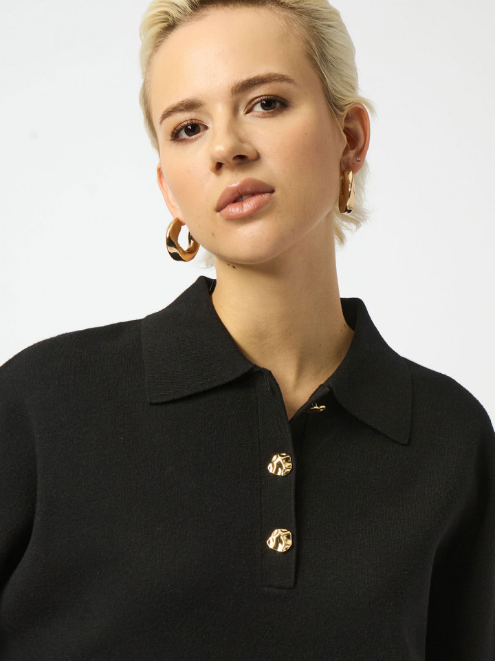 Finstickad tröja svart med guldknapp...