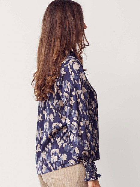 Satinblus Melba marin från Isay