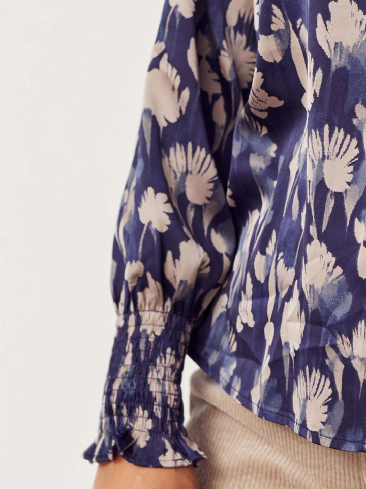 Satinblus Melba marin från Isay