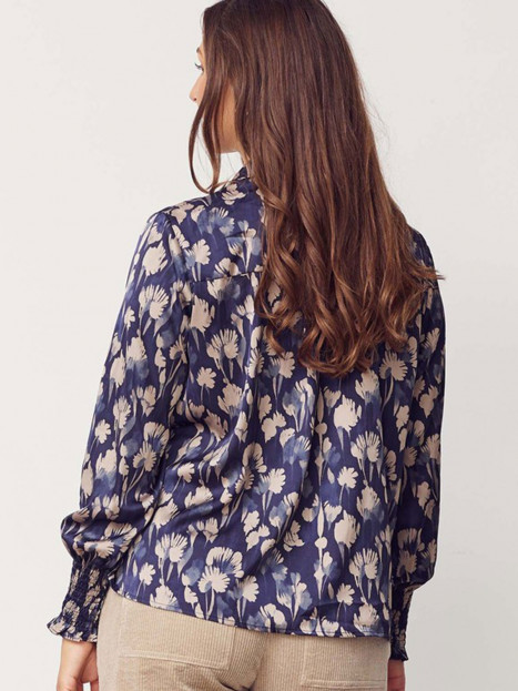 Satinblus Melba marin från Isay