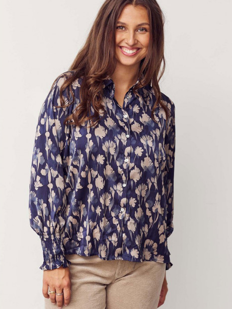 Satinblus Melba marin från Isay