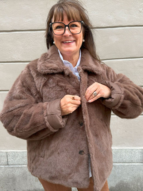 Vändbar teddy/quilt-jacka brun från Voyelles