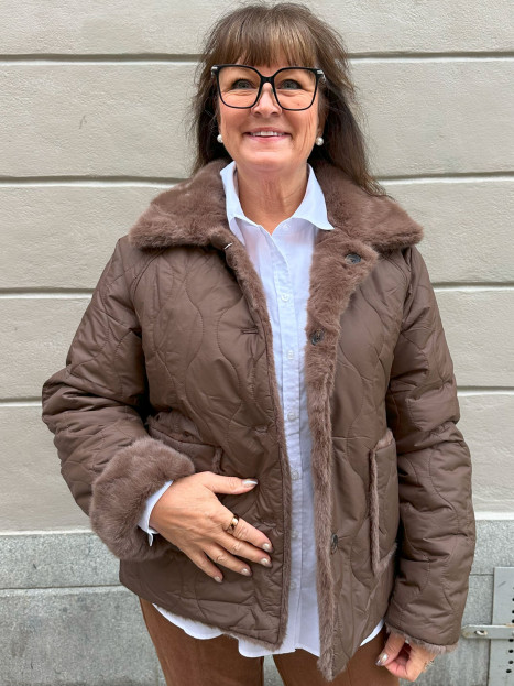 Vändbar teddy/quilt-jacka brun från Voyelles